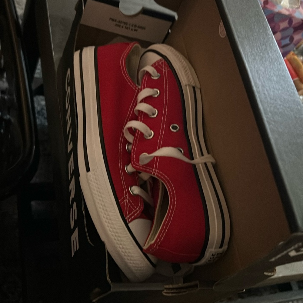 Low top Converse sneakers kids size 3 NWT